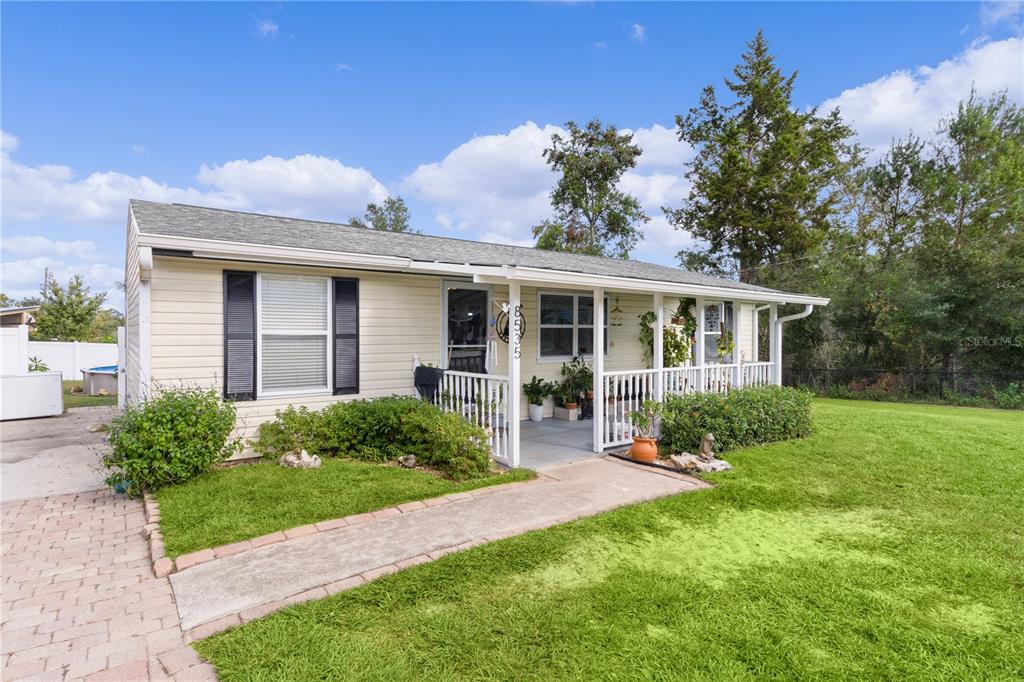 a view of a house with a yard