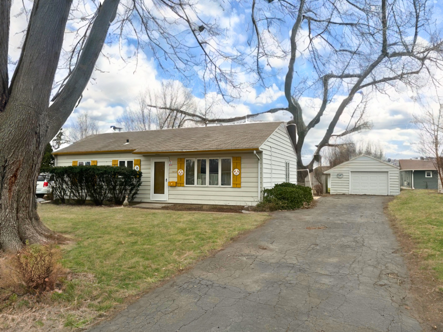 a view of a house with a yard