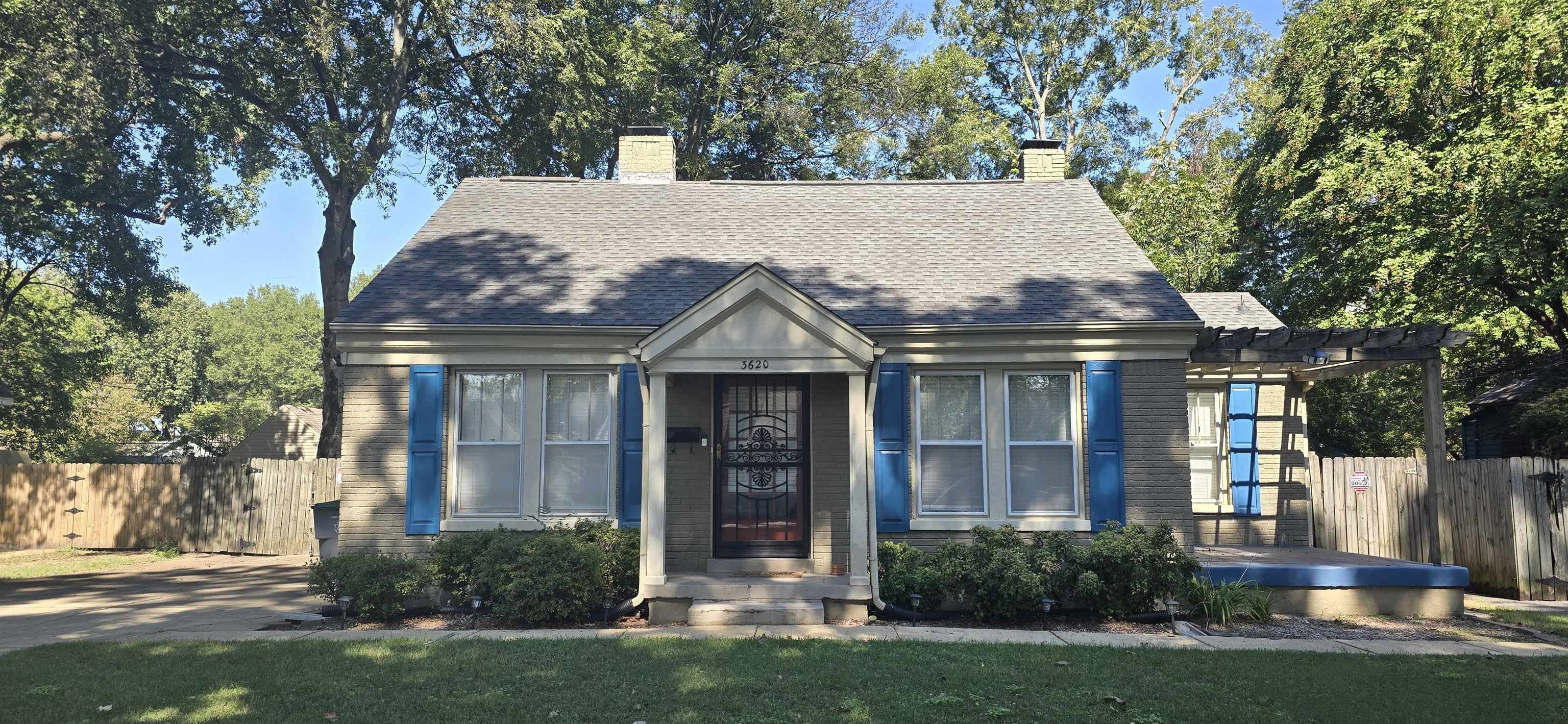 View of front facade featuring a front lawn