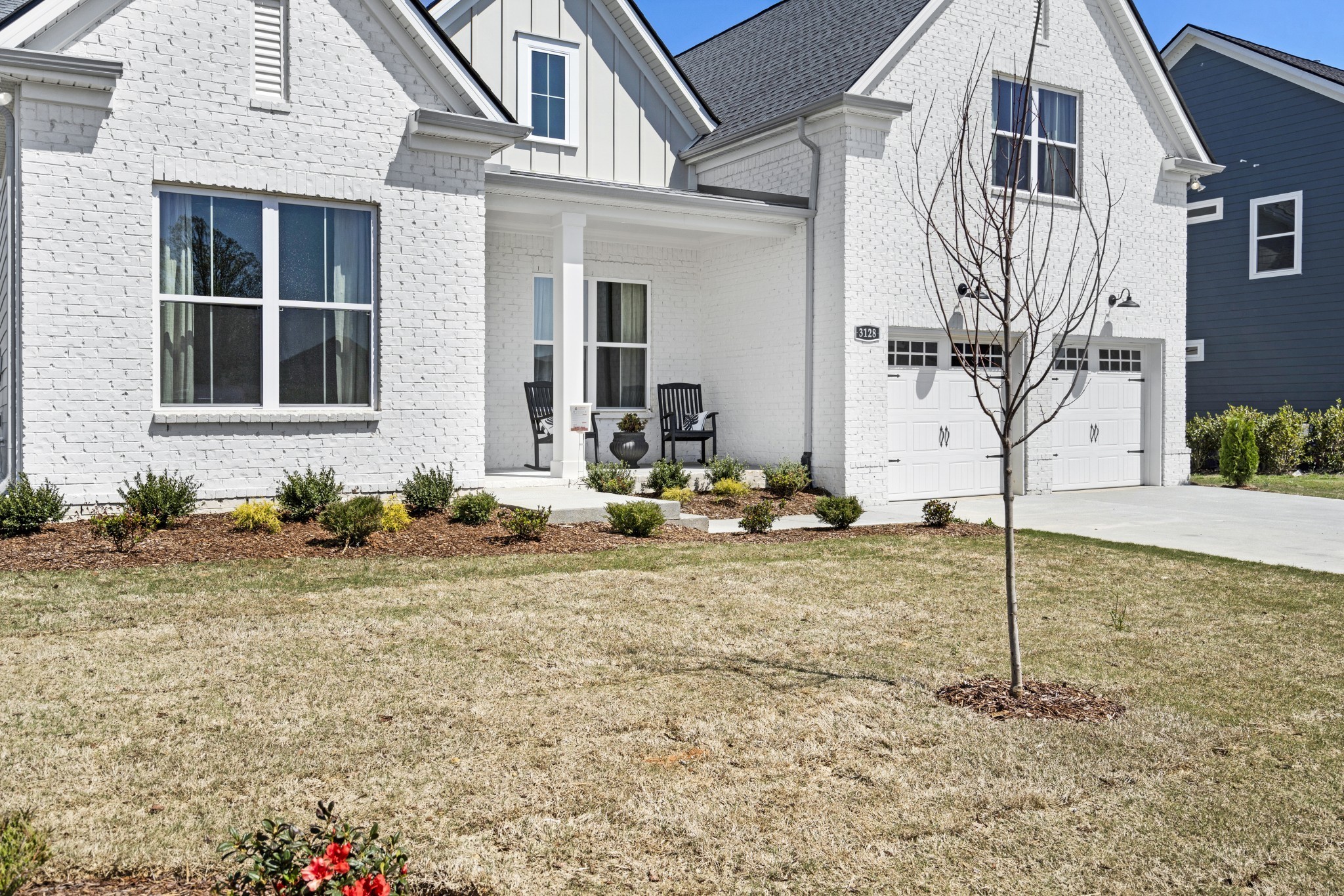 a view of a house with backyard