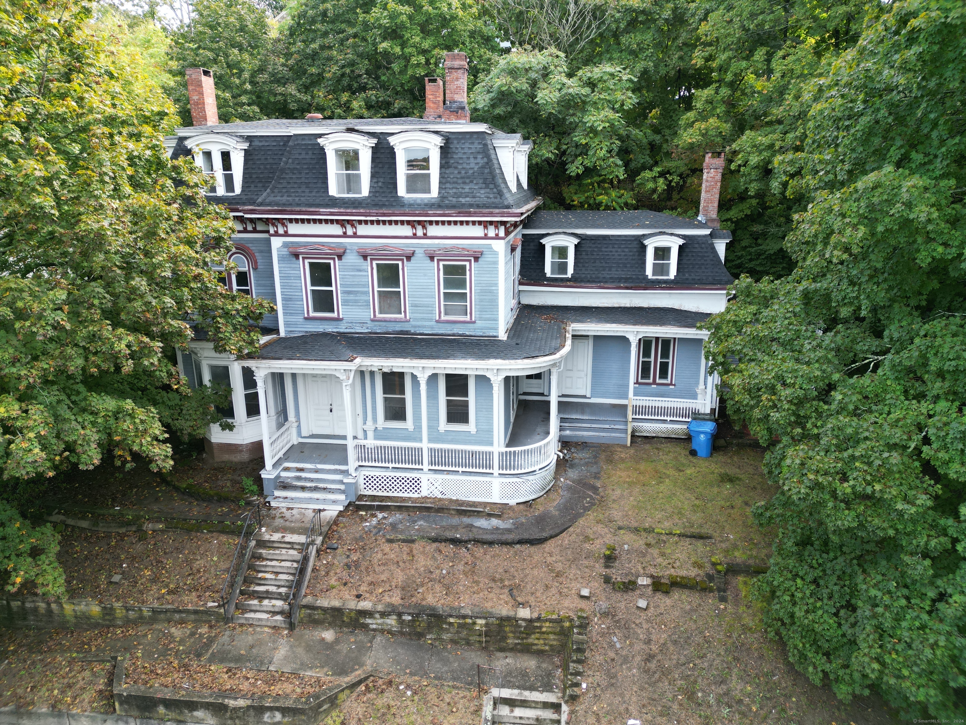 a view of a yard in front of a house