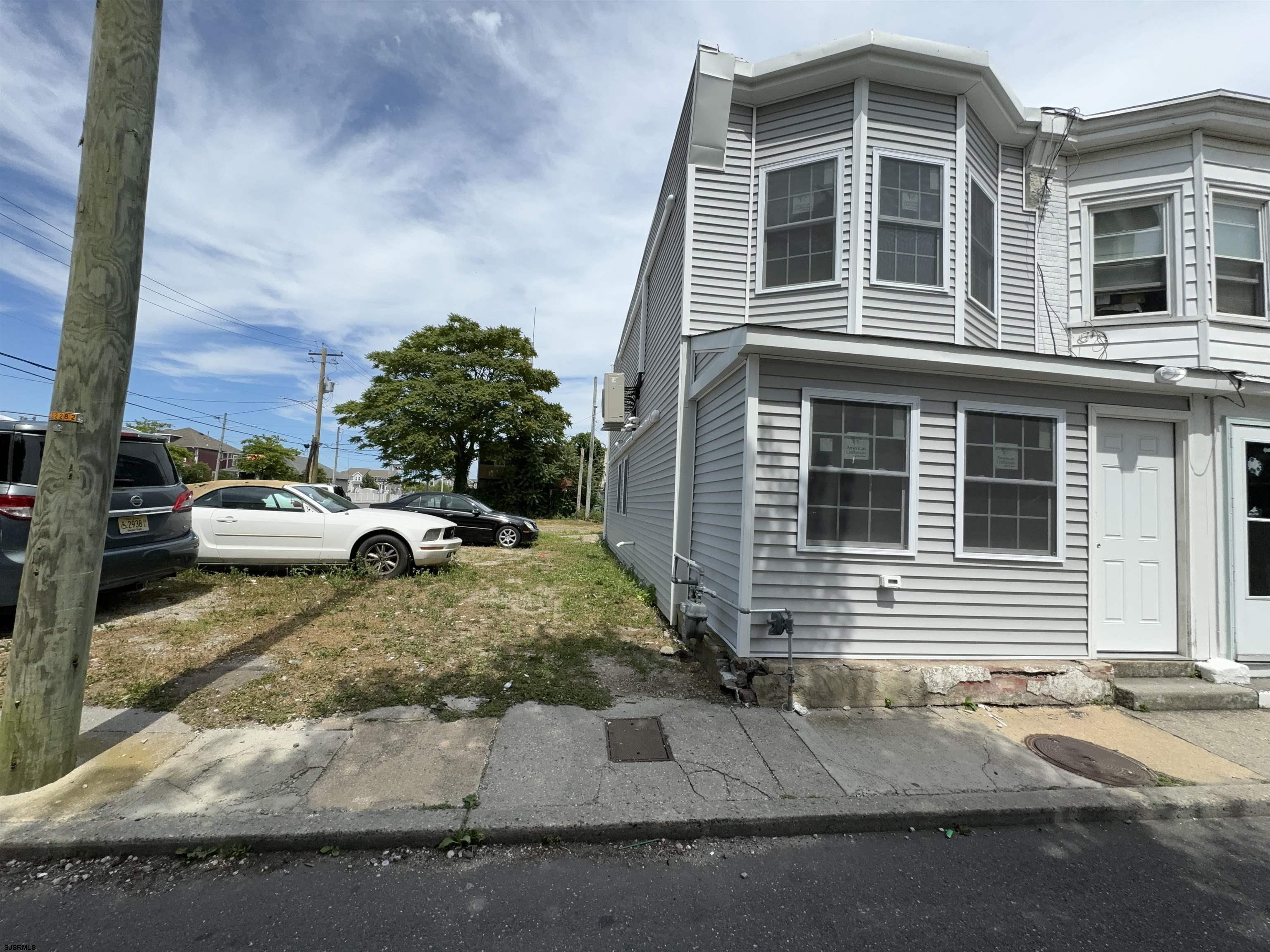 a view of a house with a yard