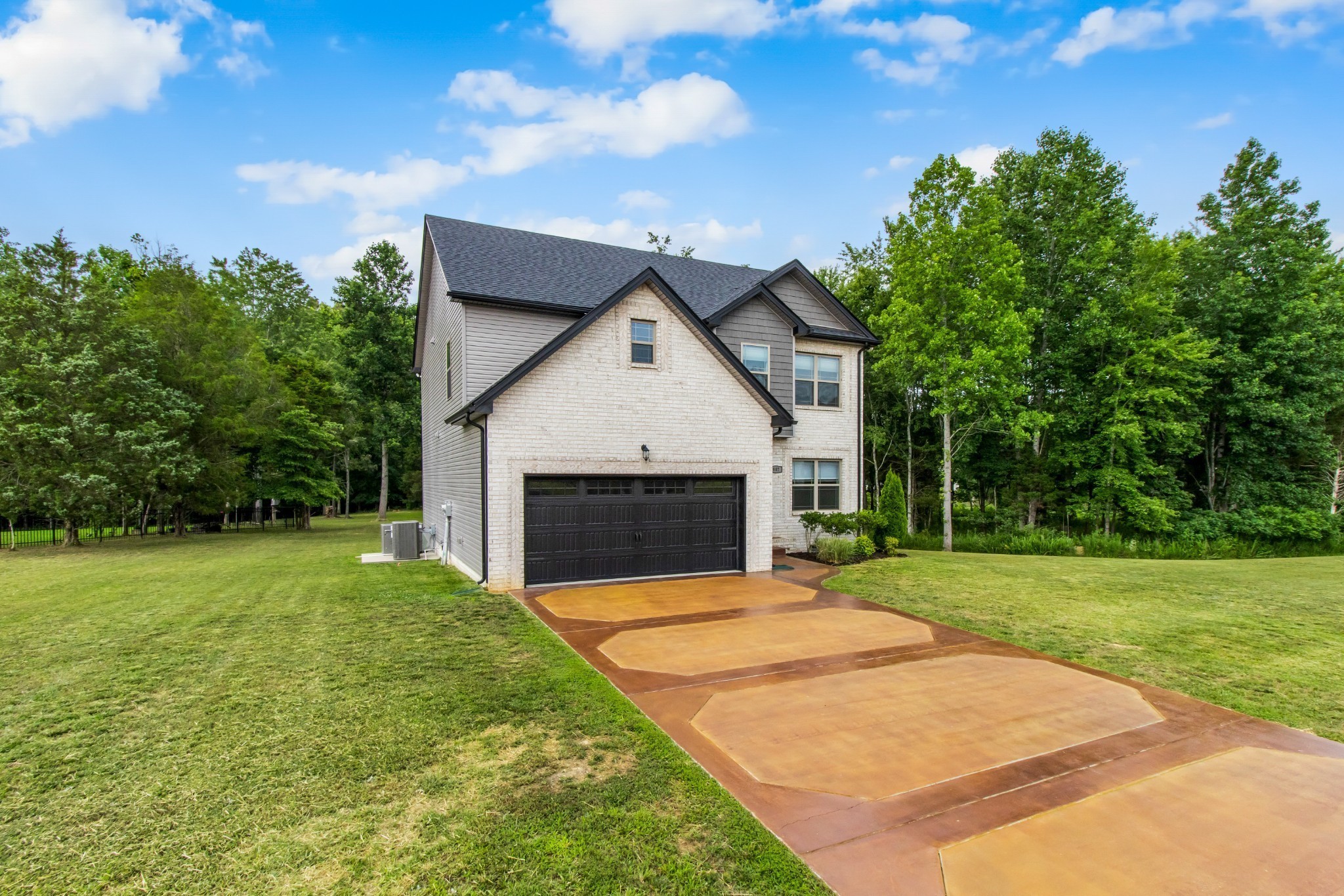 a view of a house with backyard and garden