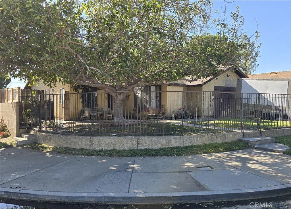 a view of a yard in front of a house