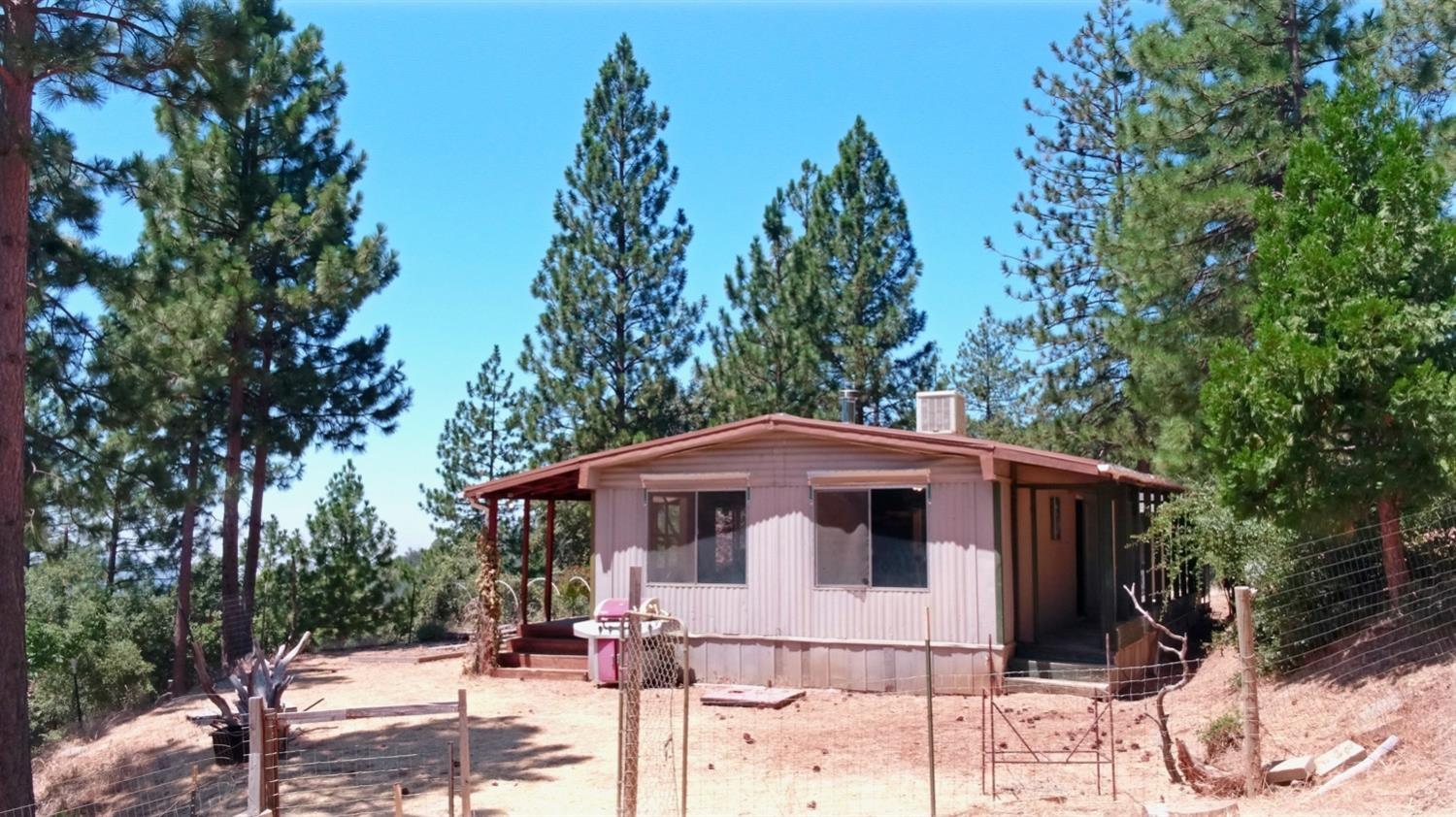 a view of a back yard of the house