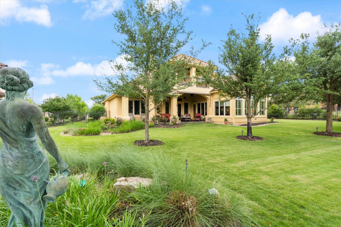 a view of house with garden