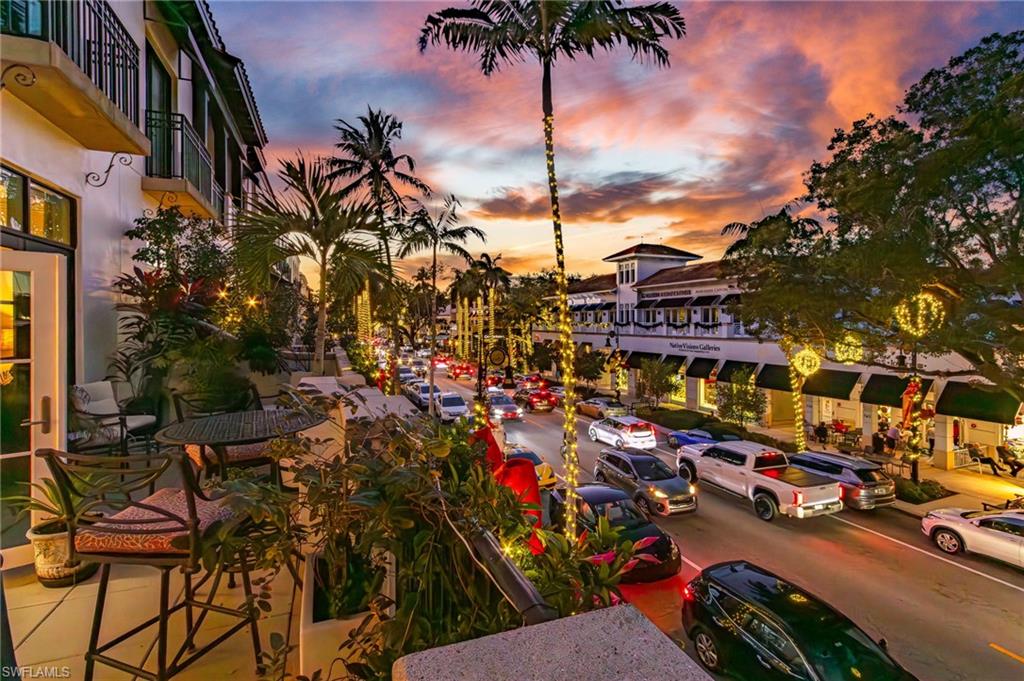 a city street filled with lots of traffic and parked cars