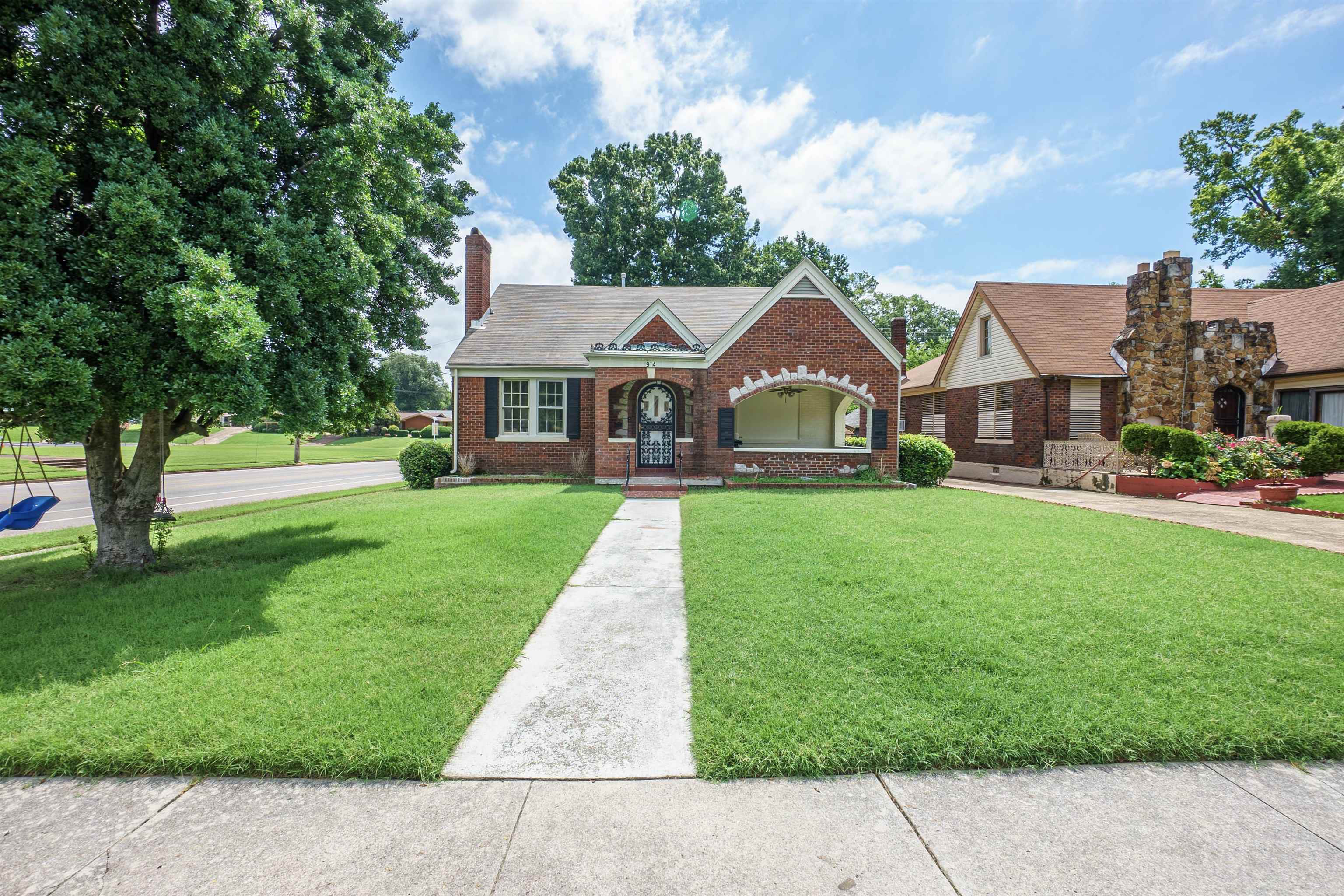 View of front facade with a front yard