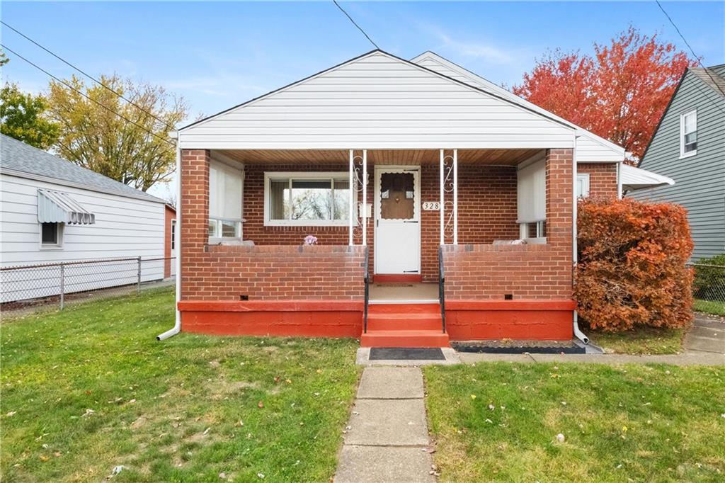 a view of a house with backyard