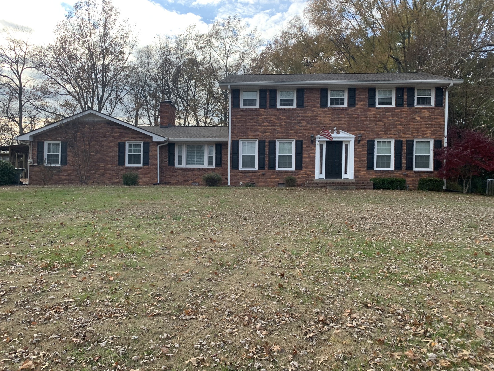 a brick house that has a lots of windows in it