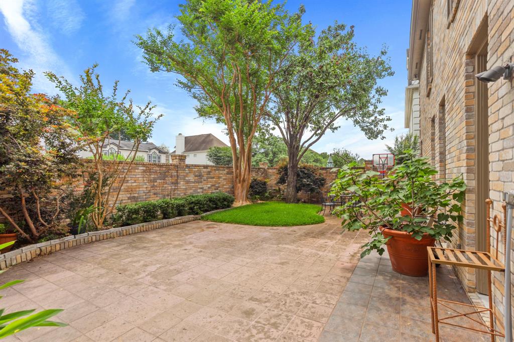 WOW! 1714 Nantucket #A features this amazing front garden!