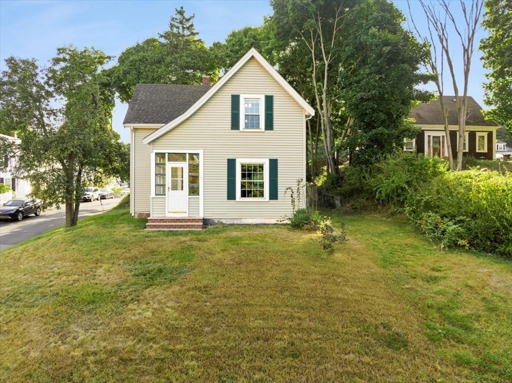 a view of a house with a yard