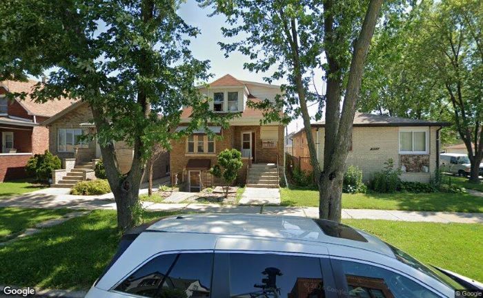 a view of a yard in front of house