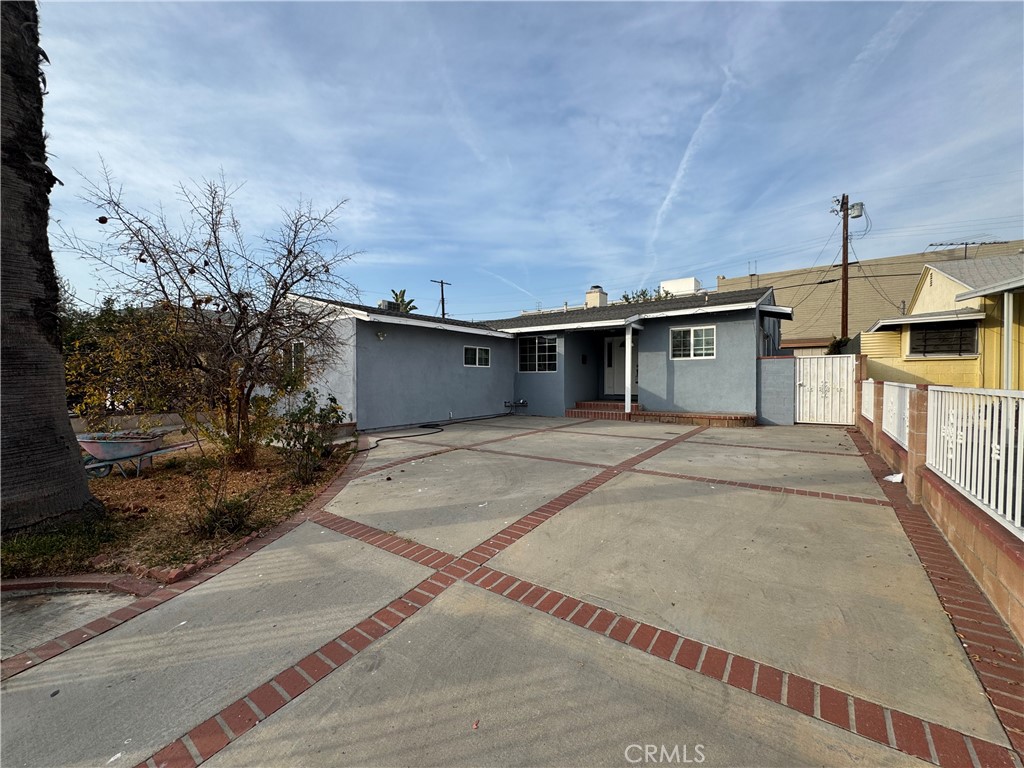 a view of a house with a backyard