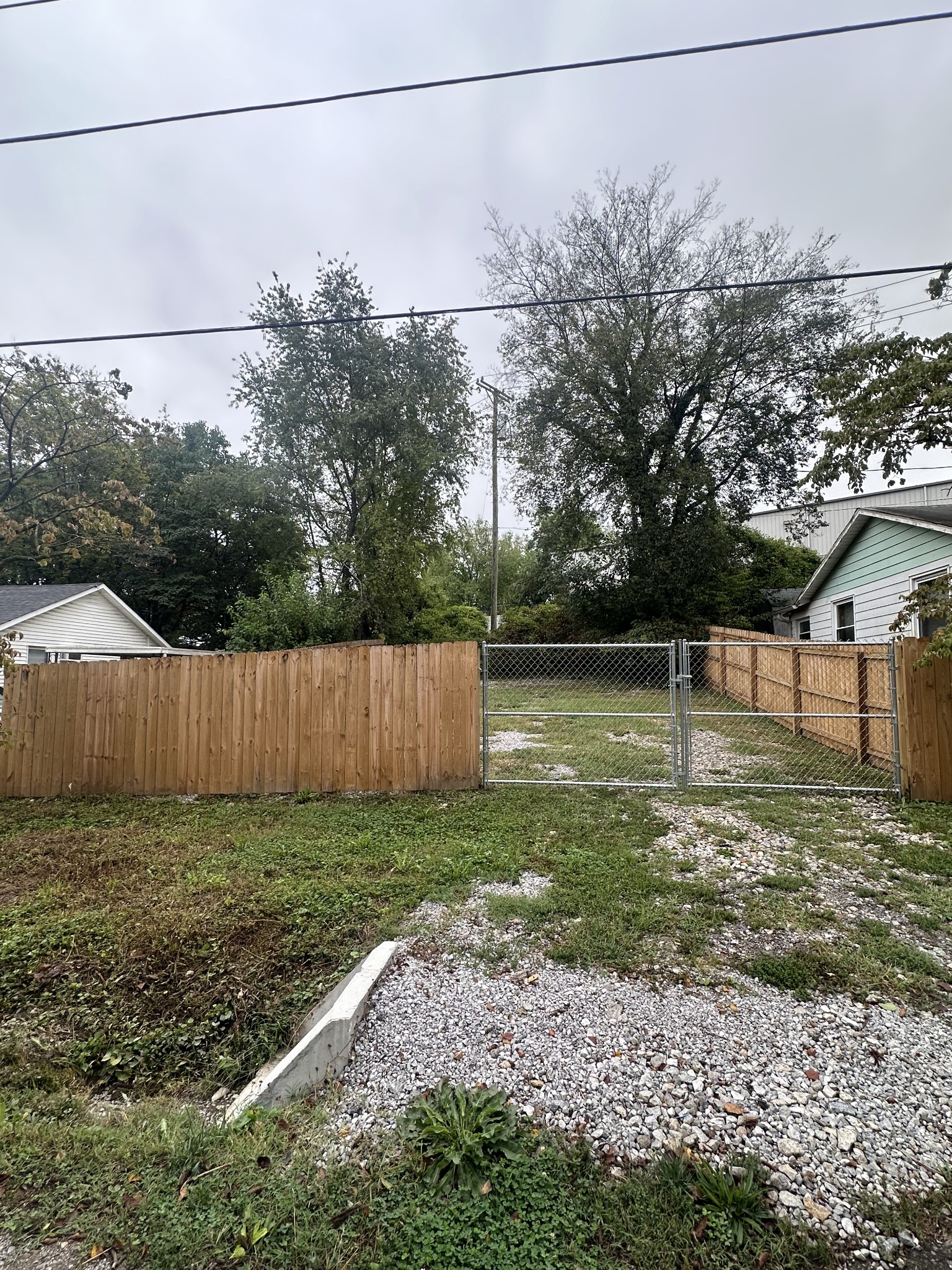 a view of a backyard