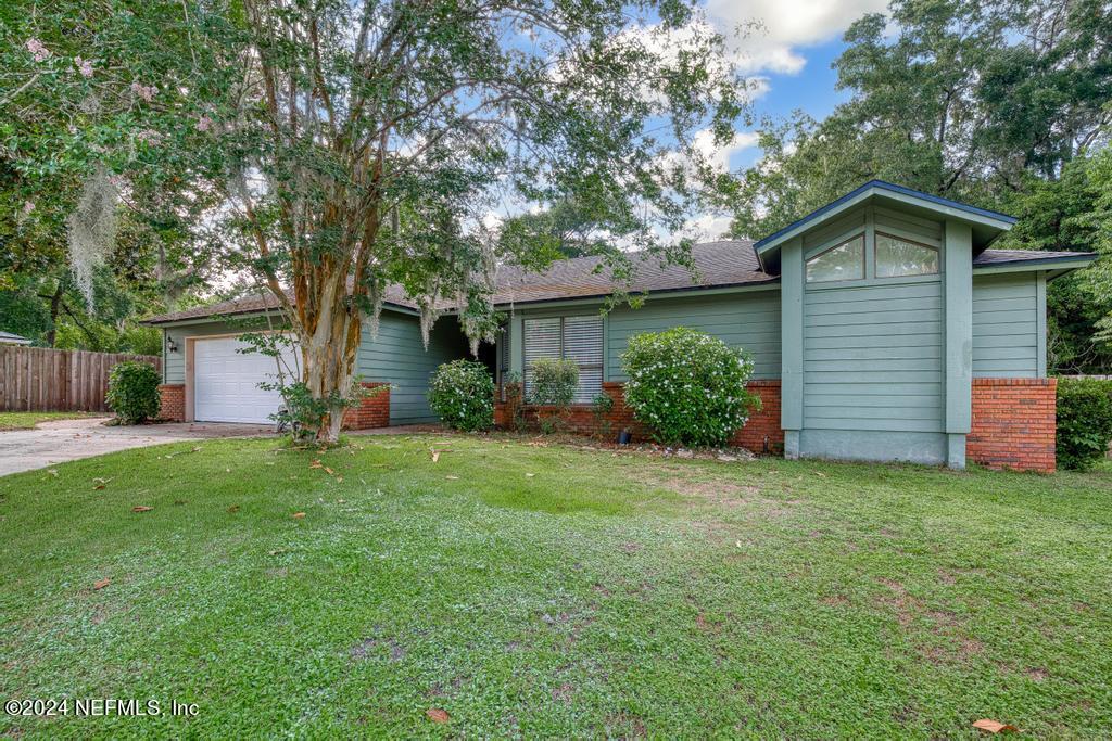 a house that is sitting in the grass