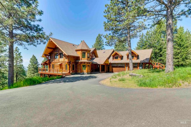 $2,997,000 | 1050 Greenview Lane