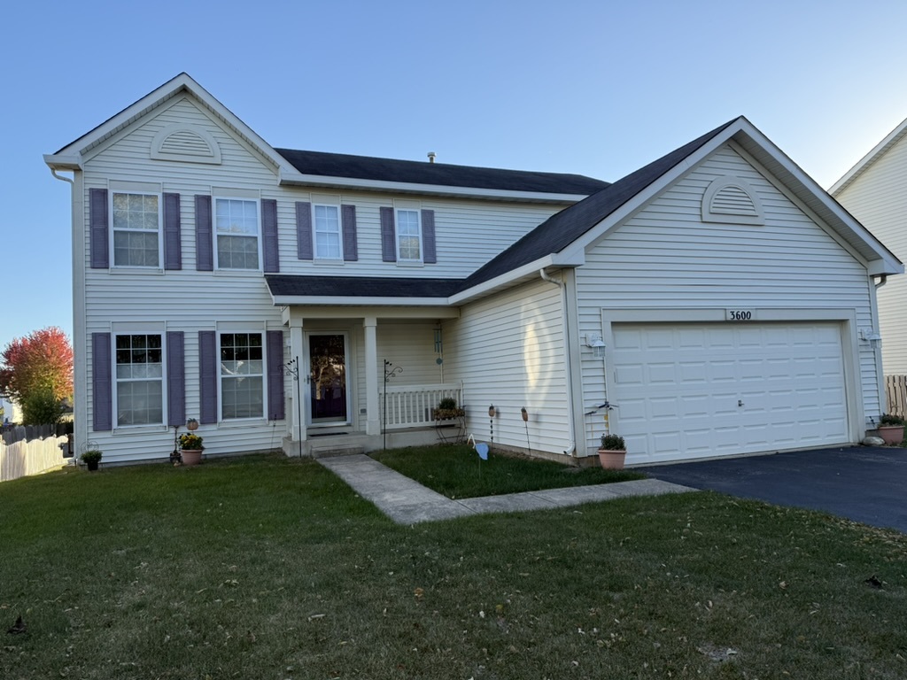 a view of a yard in front of house