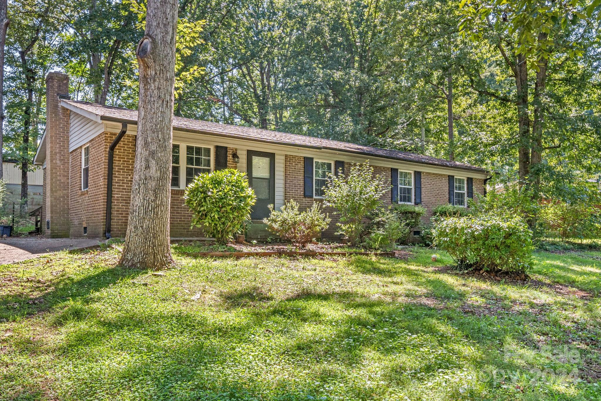 a view of a house with yard and plants