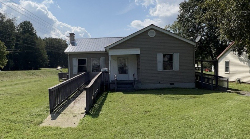 a view of a house with backyard and sitting area