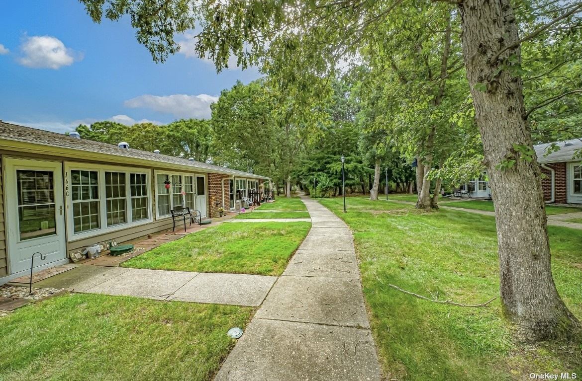 a view of a house with backyard