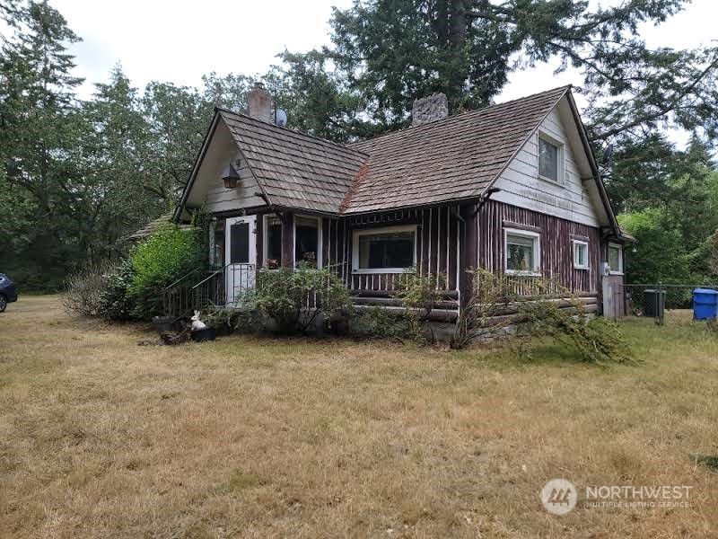 a view of a house with yard and plants