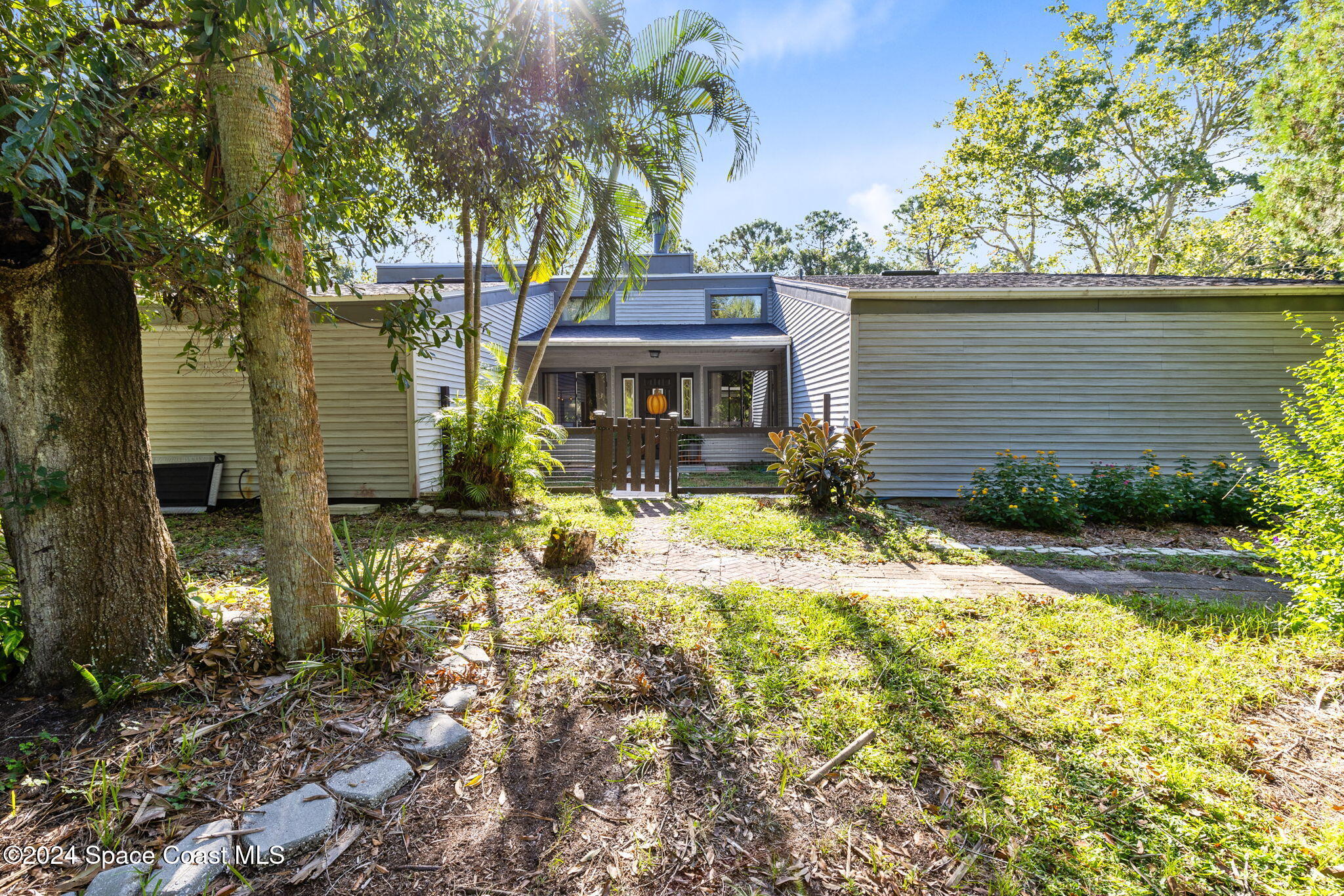 a view of a house with yard and tree s