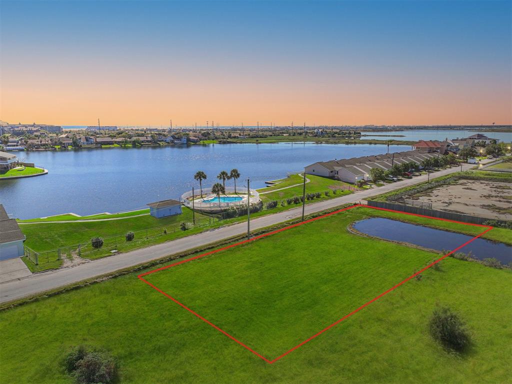 Your dream homesite awaits centrally located in Galveston!