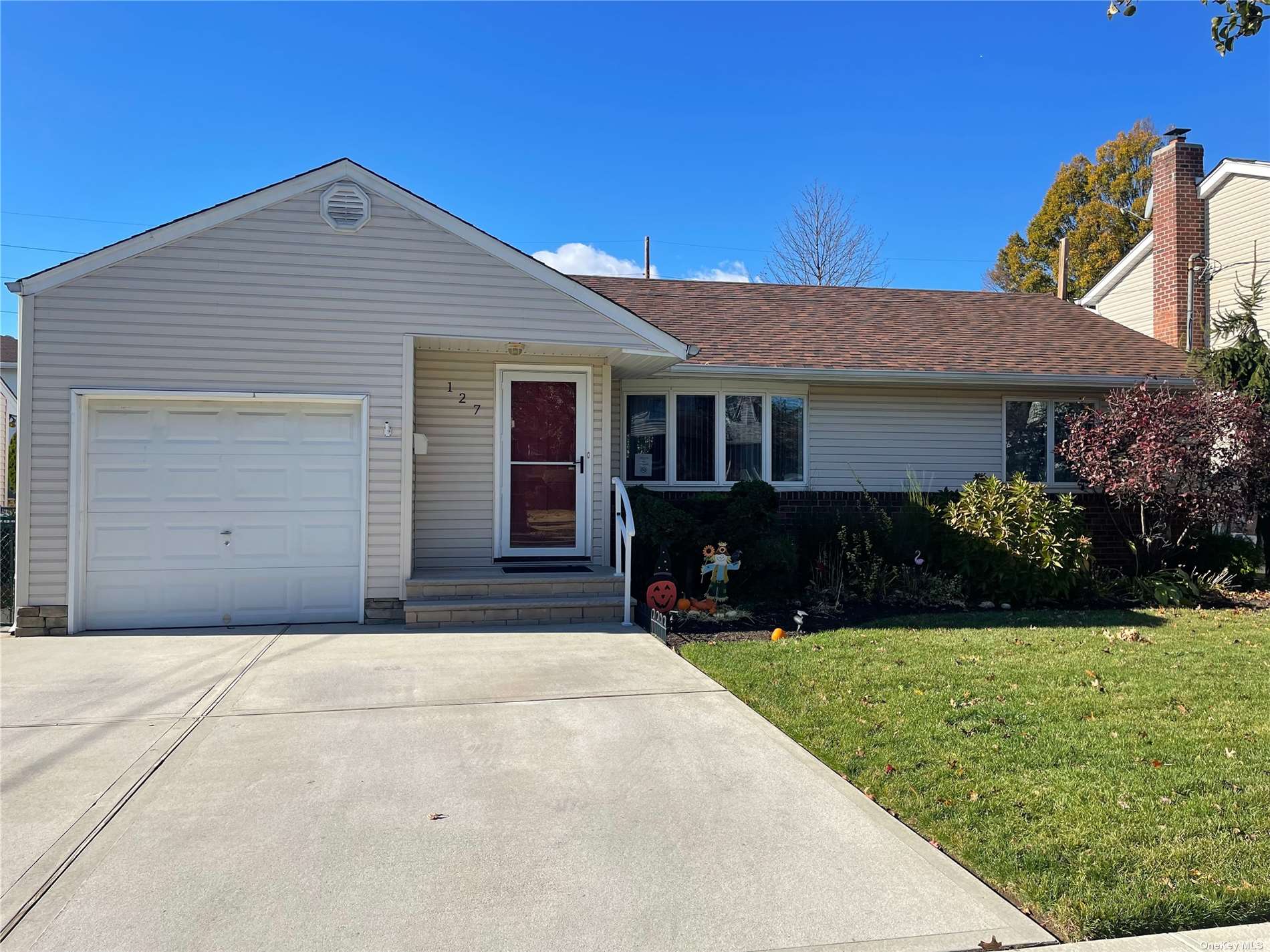 a front view of house with yard