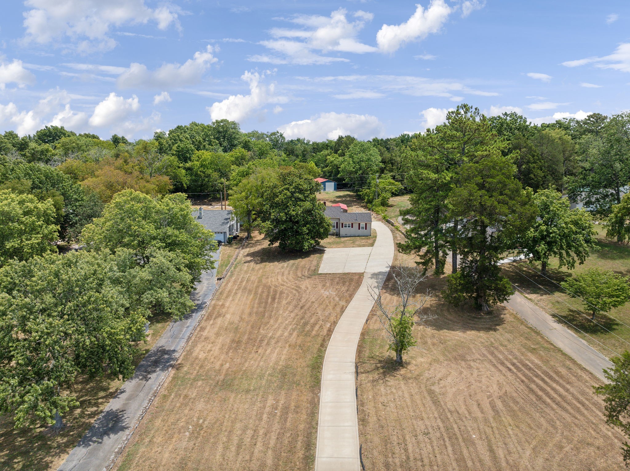 a view of a backyard