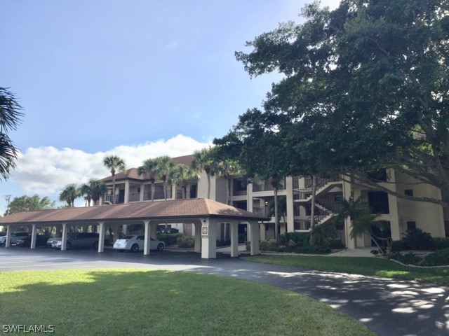 a view of a yard in front of house