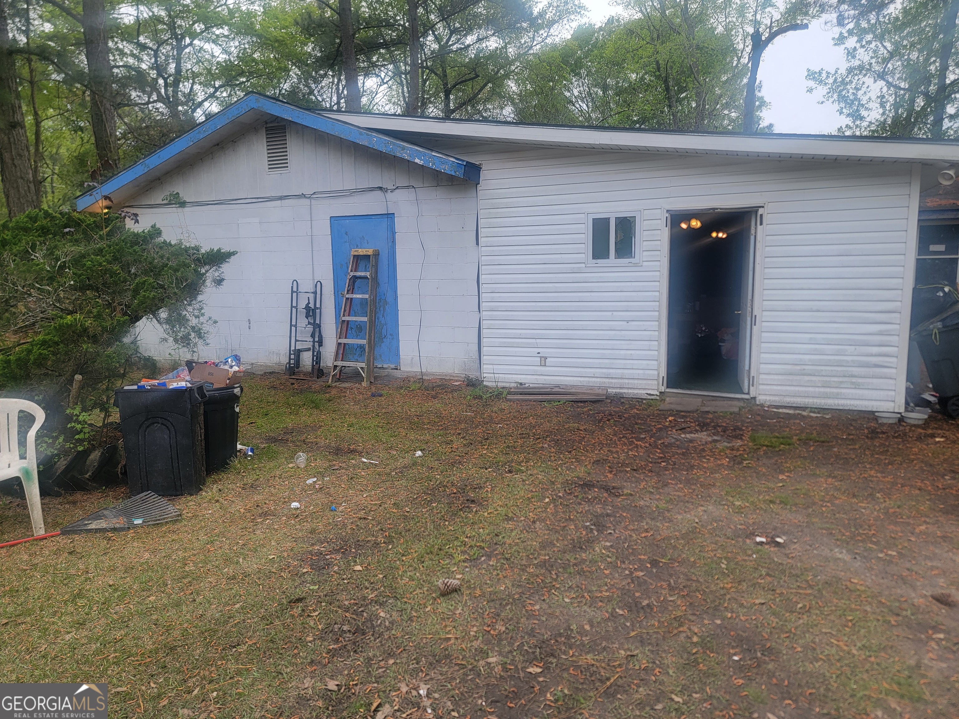 a view of a house with a backyard