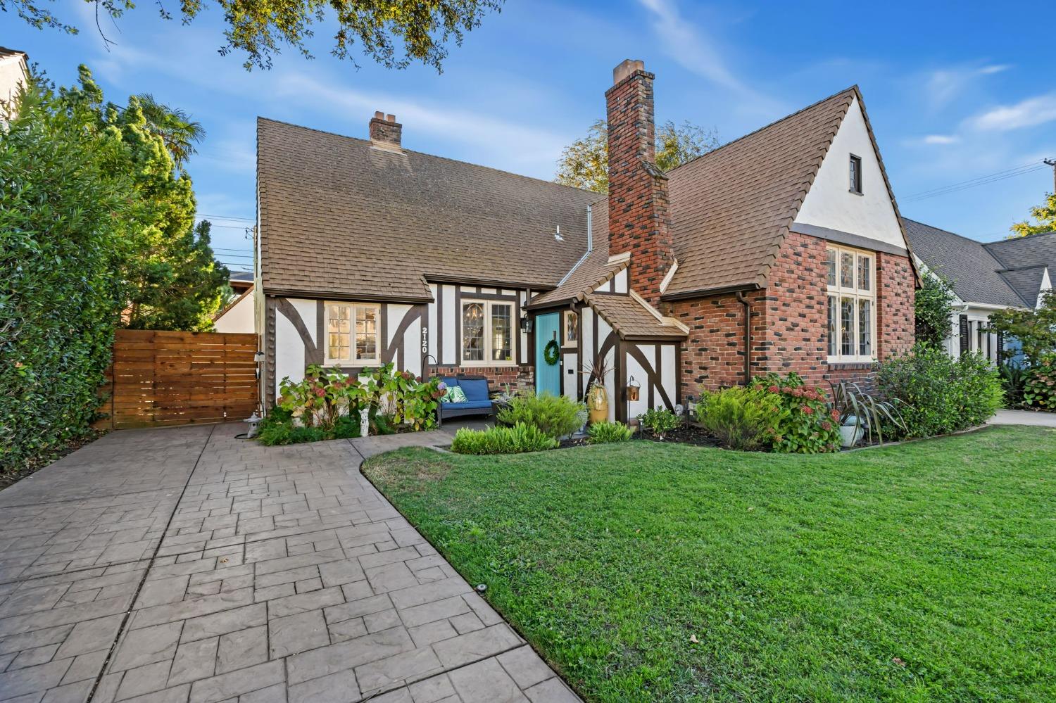 a view of a front of house with a yard