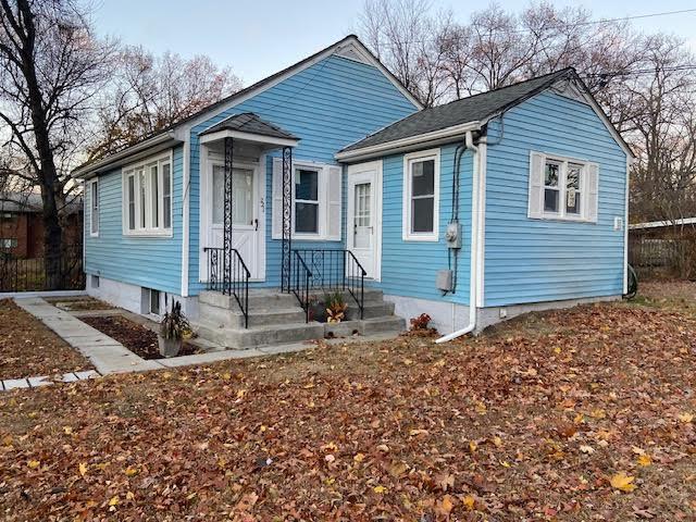 a front view of house with backyard