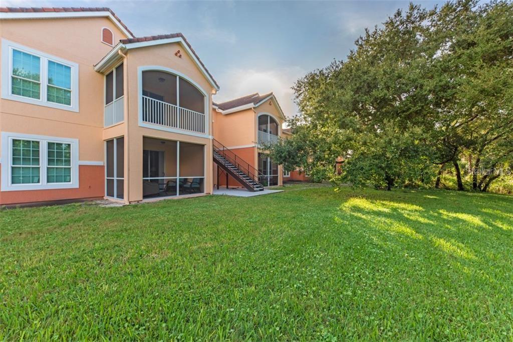 a view of a house with backyard