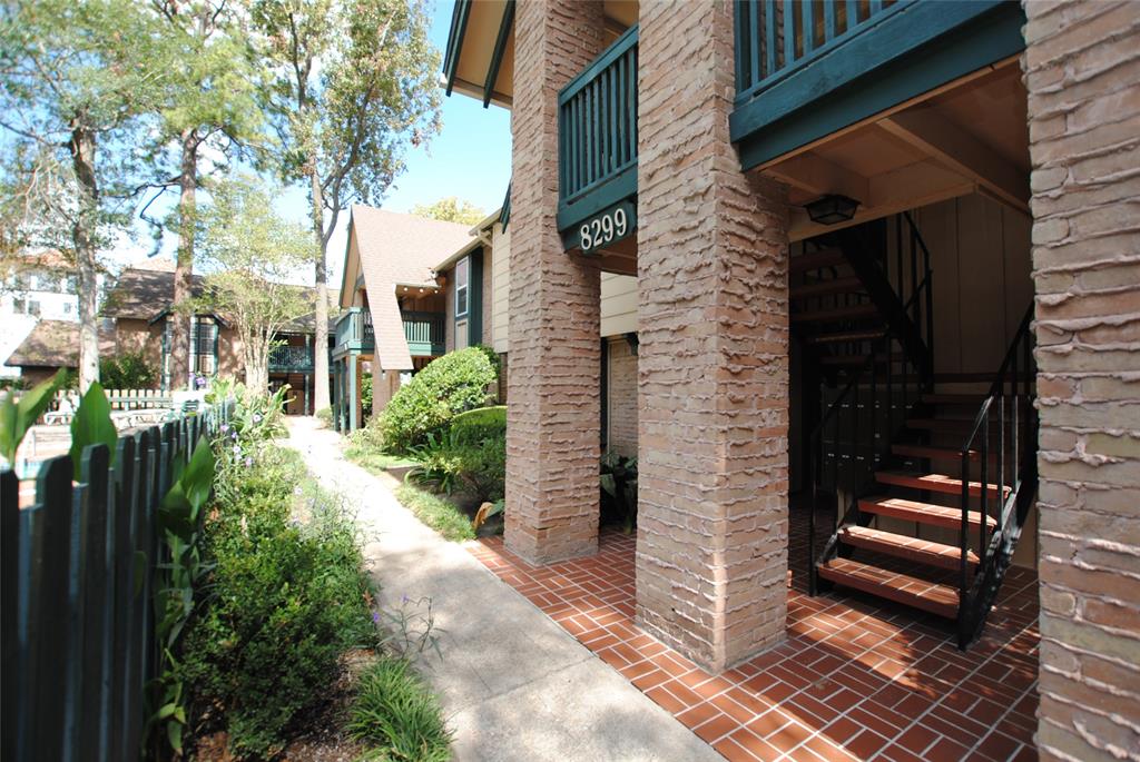 a view of a entrance of the house