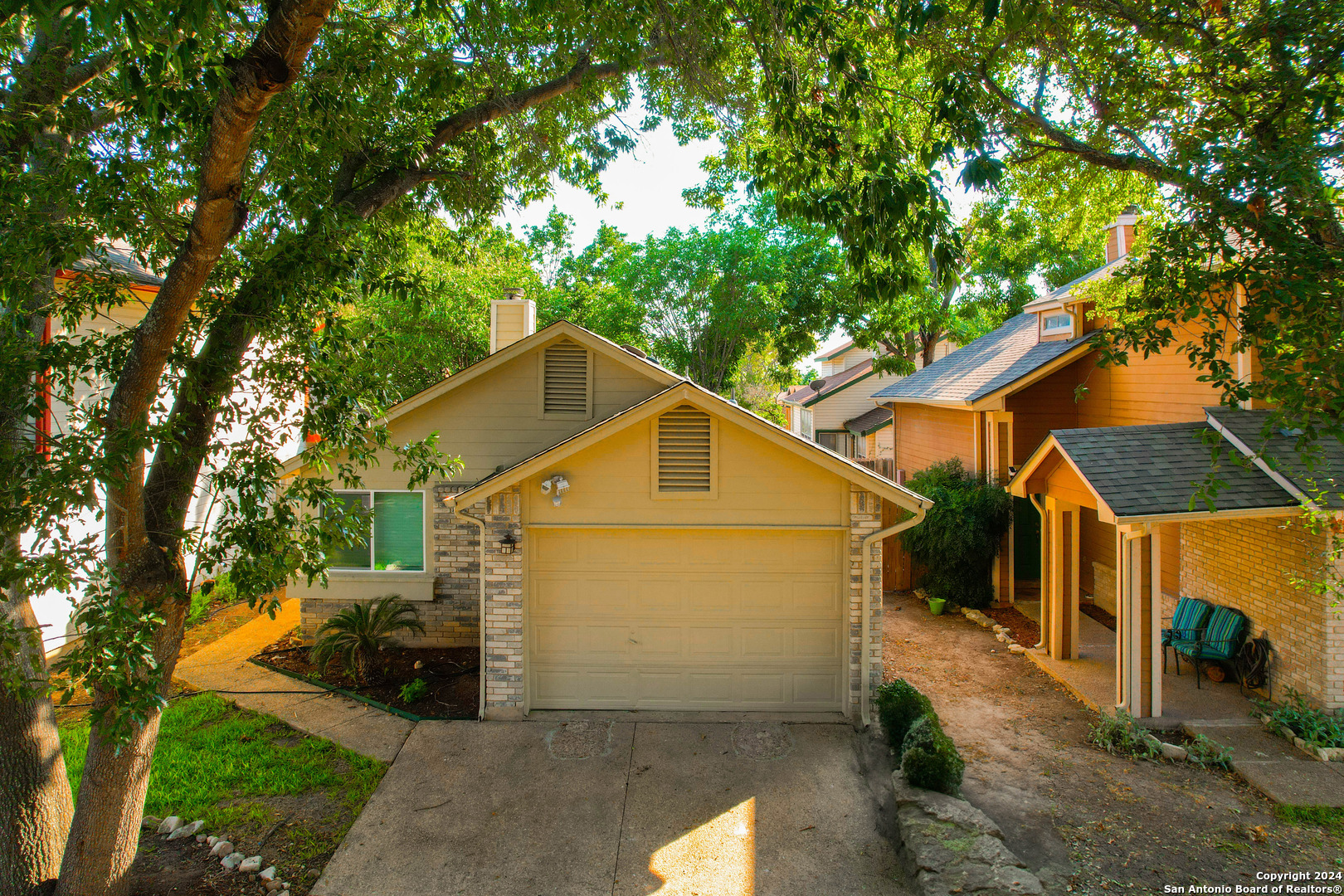 a view of a back yard of the house