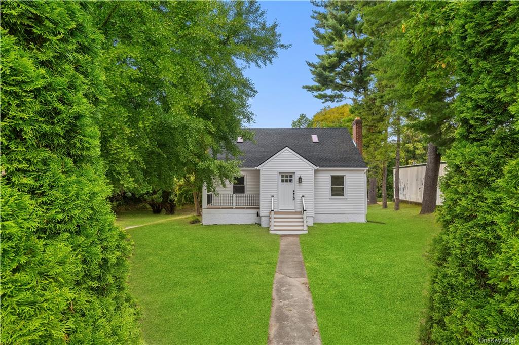 View of front facade with a front yard