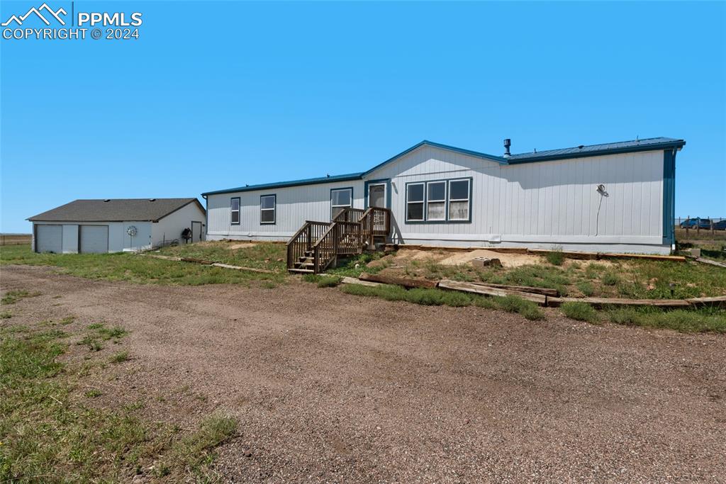 a view of a house with backyard