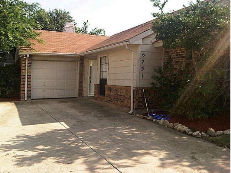 a front view of house with yard