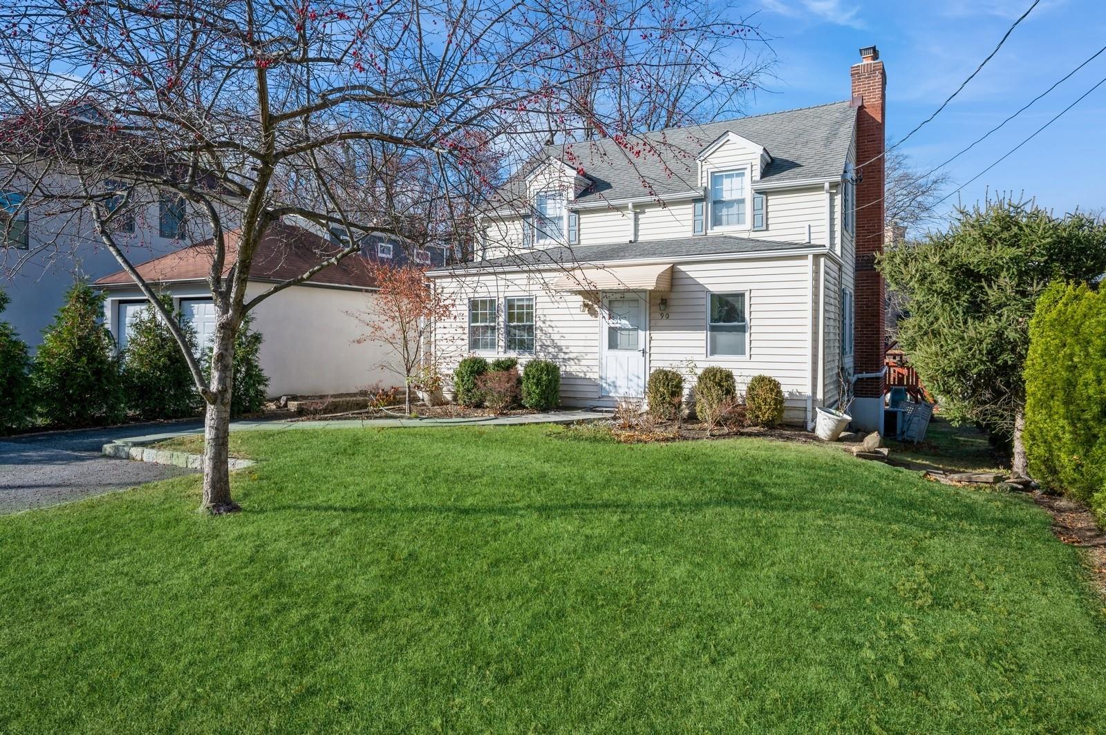 View of front facade with a front lawn