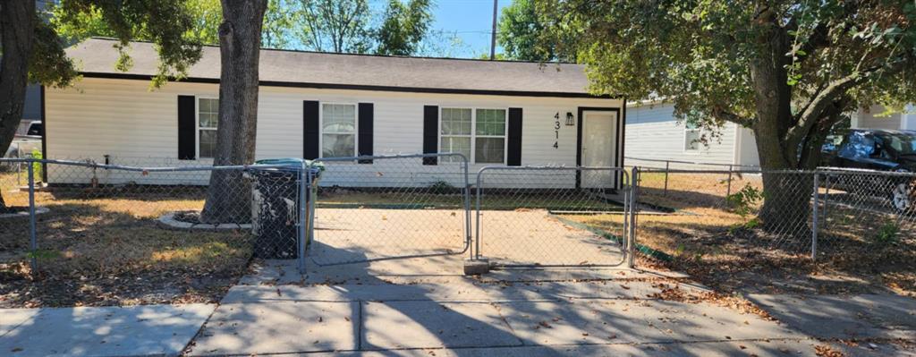 a view of a house with backyard