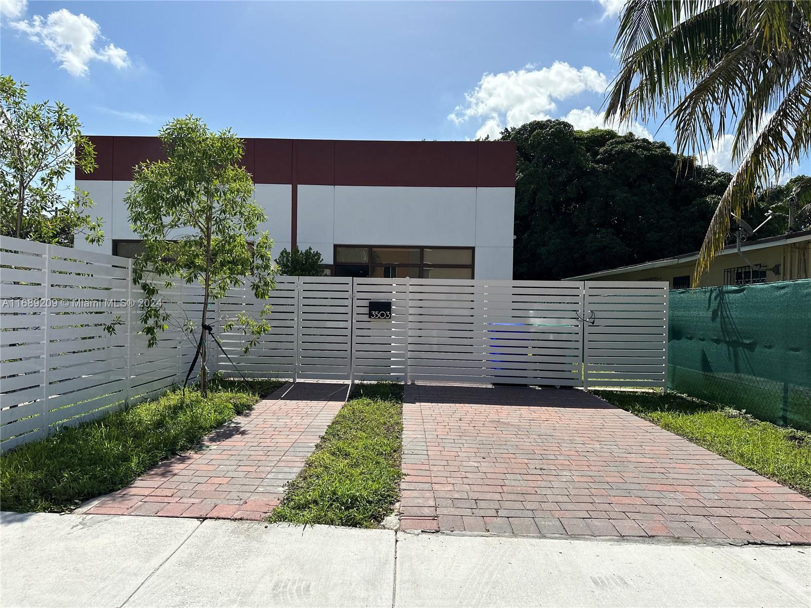 a view of house with a yard