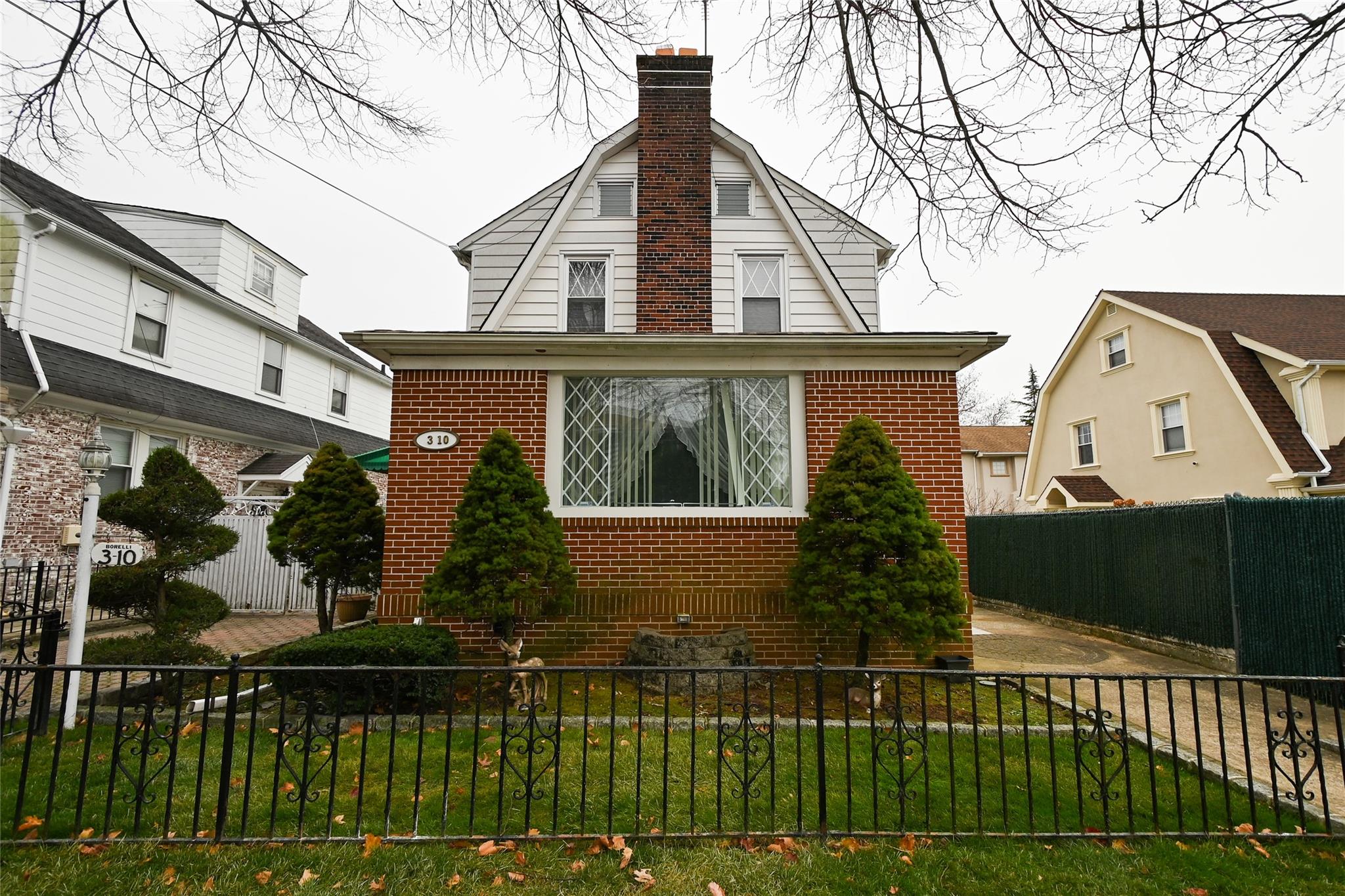 View of front of property featuring a front yard