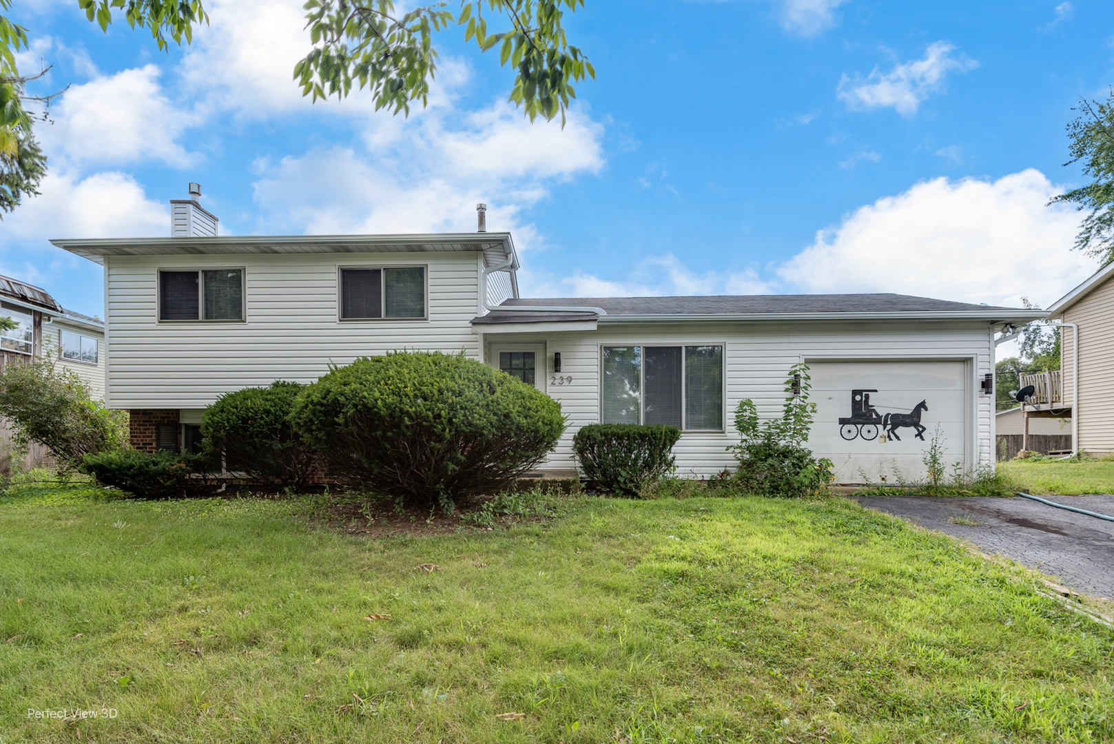 a view of a house with backyard and garden