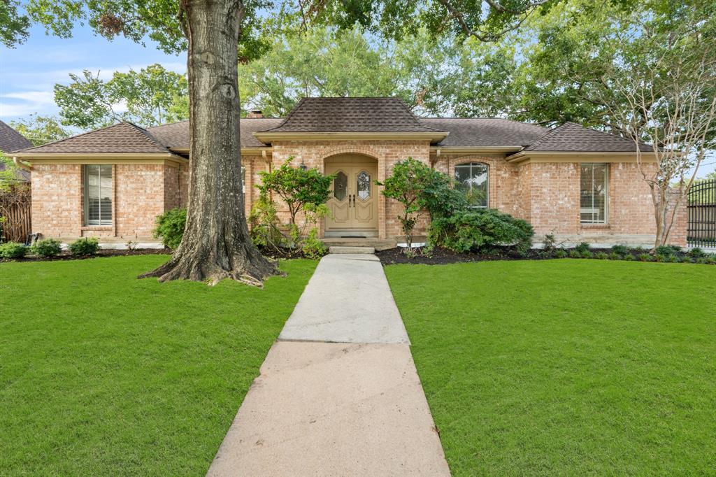 Welcome to 11838 Riverview Drive, Houston! Just minutes from Memorial City Mall, City Centre, more shopping, dining & major business centers, this home offers both convenience & tranquility.