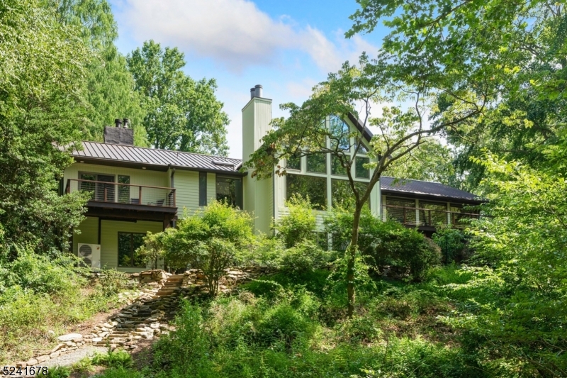 a view of a yard in front of house