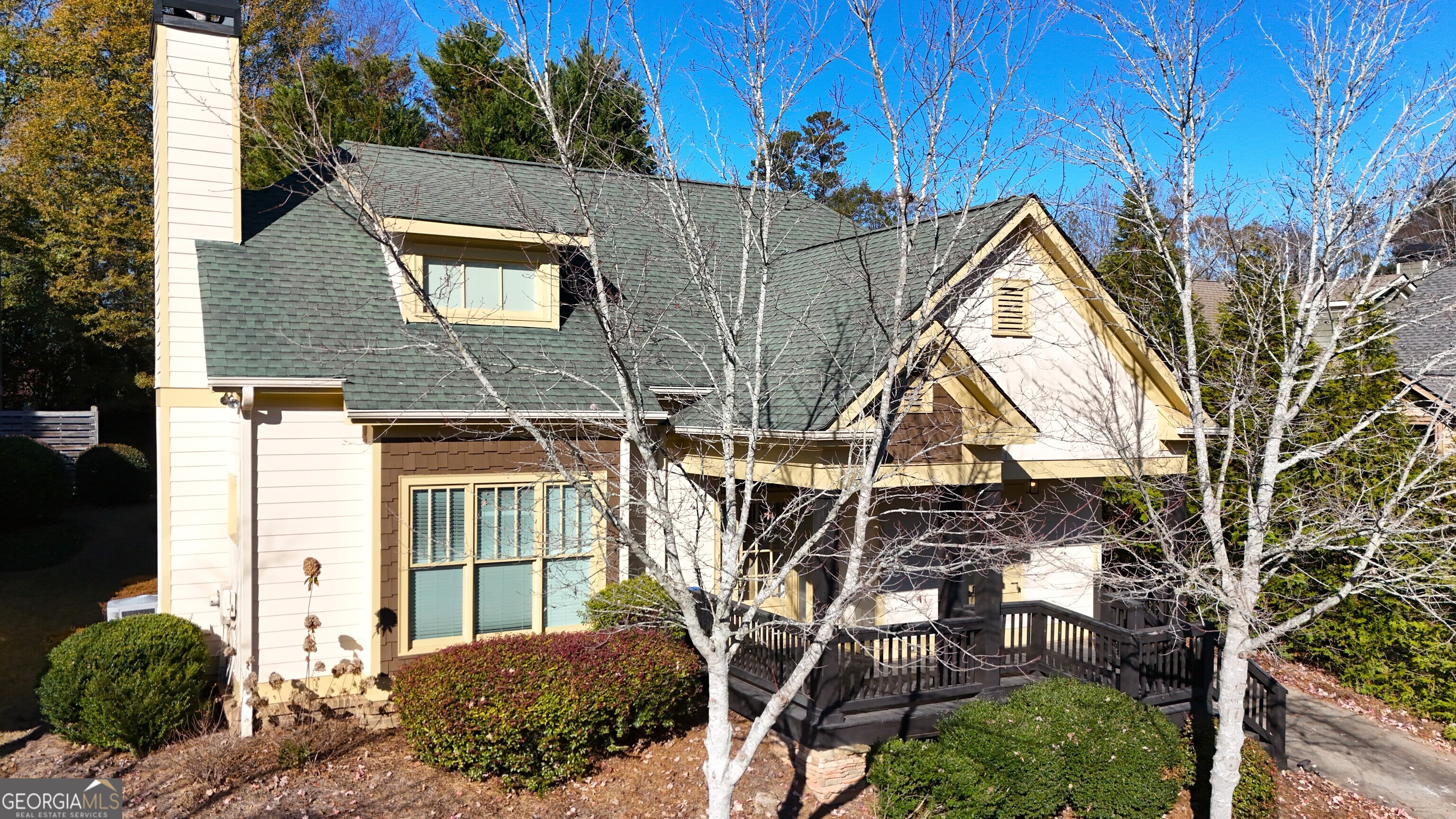 a view of a house with a yard