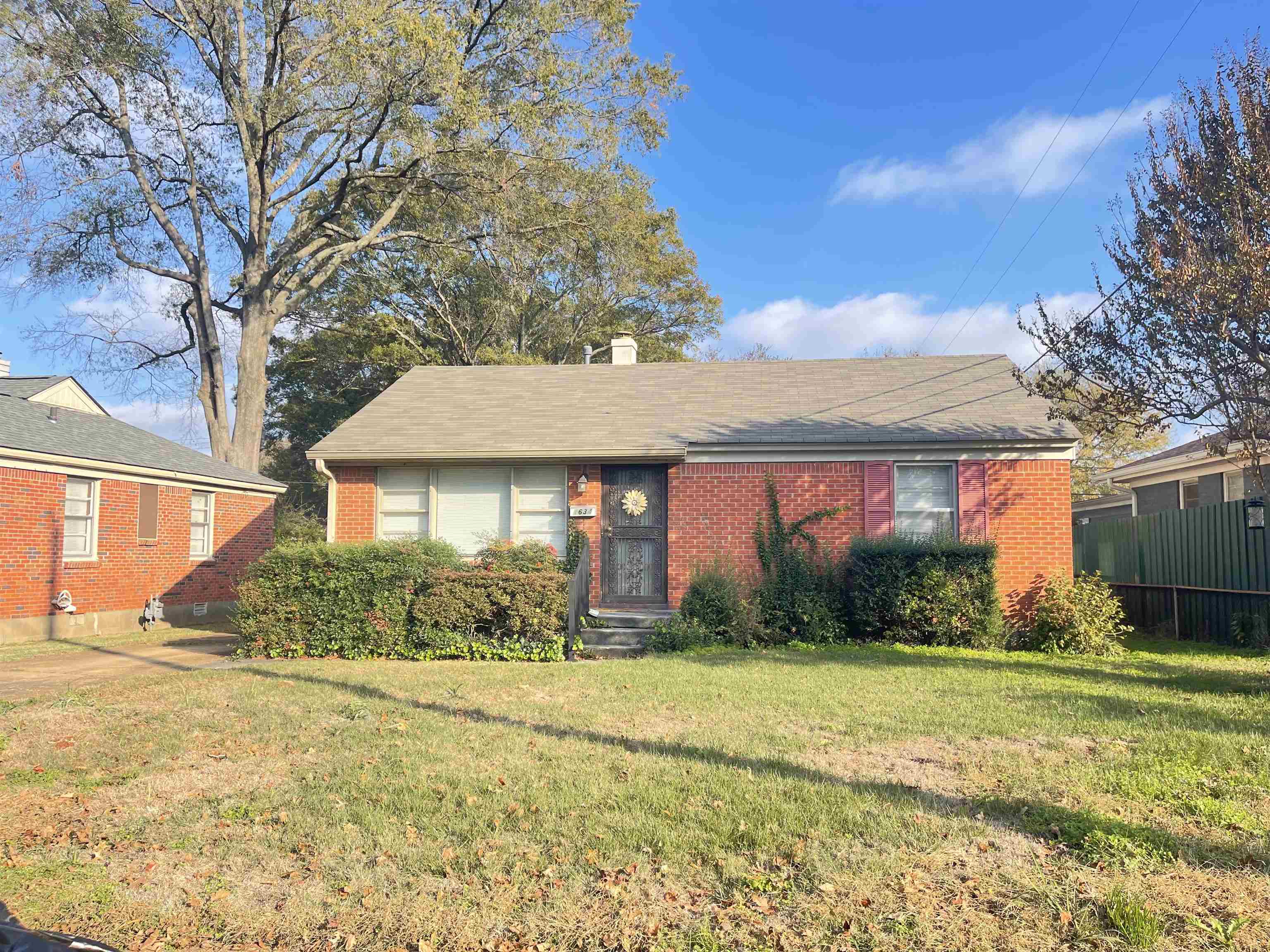 a front view of house with yard