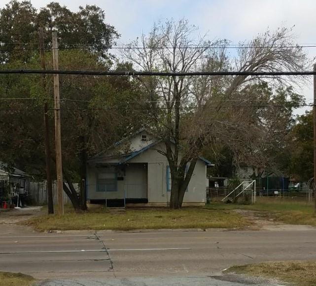 a view of a house with a yard and a street